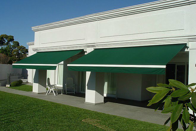 Toldo articulado verde instalado em Belo Horizonte