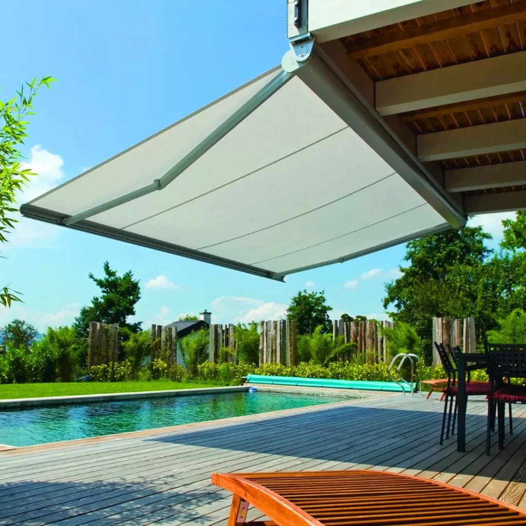 Toldo articulado instalado em residência em Belo Horizonte