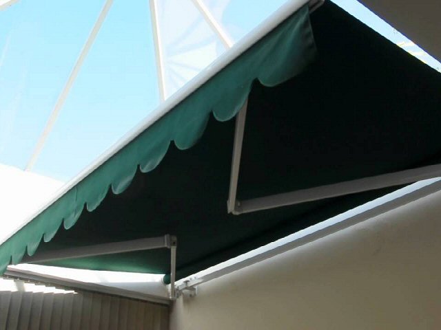 Estrutura de braços articulados de toldo, vista de baixo, Belo Horizonte