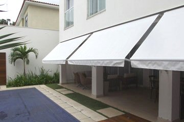 Toldo articulado residencial sobre área de piscina, Belo Horizonte