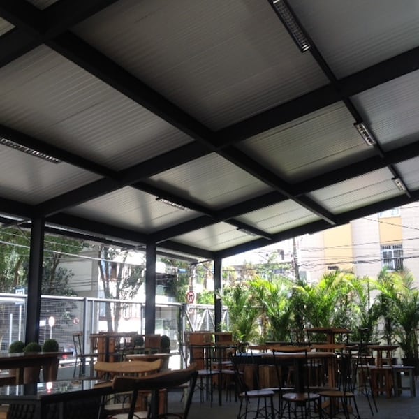 Telha termoacústica sanduíche instalada em cobertura em Belo Horizonte